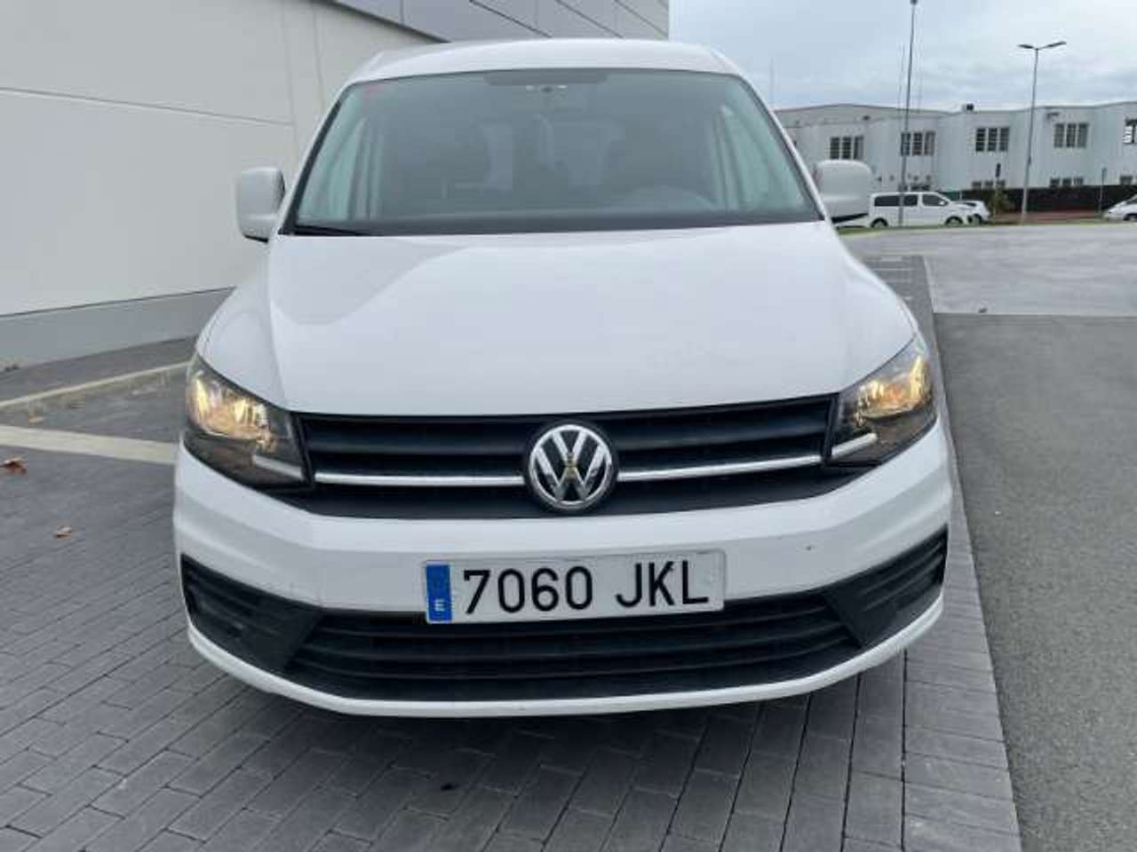 Volkswagen Caddy vista frontal completa